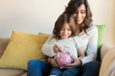 Mujer enseña a ahorrar a su hija